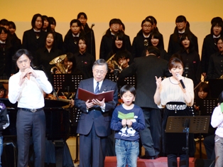 最後は知事、浪江小学校の子どもたちも加わって、「花は咲く」を全員で合唱しました。