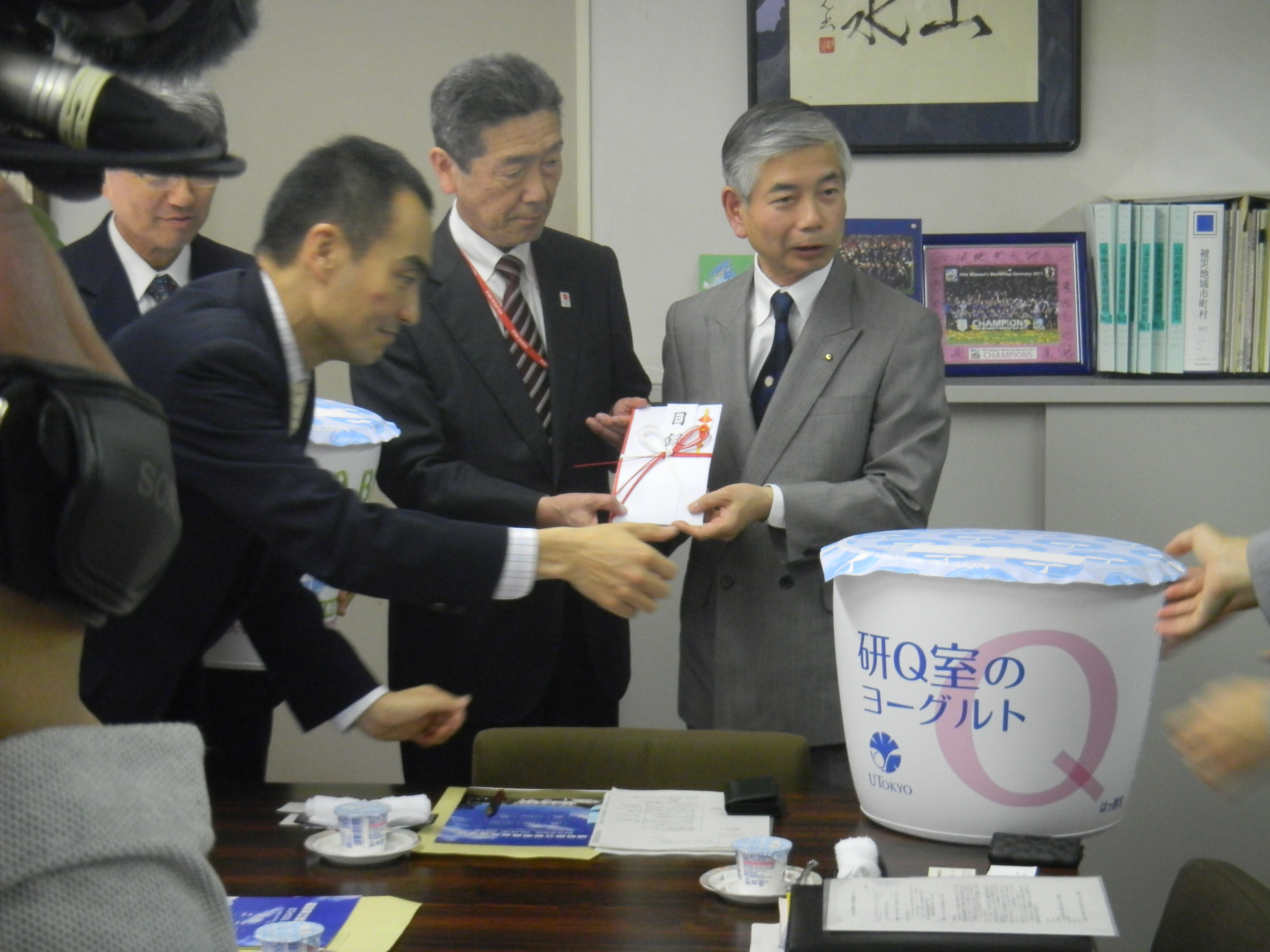 東北協同乳業・東京大学共同開発ヨーグルト収益金による寄付金 贈呈式の画像1