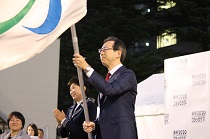 パラリンピック旗をもつ内堀福島県知事と小池東京都知事　click here