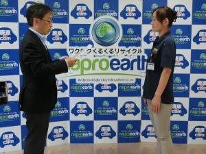 認証書を手渡す