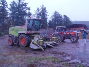 刈取収穫機とファームワゴン（雪割牧場）