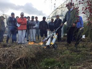 メーカーのバーナーによる焼却実演