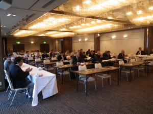 表彰を祝う出席者の皆さん