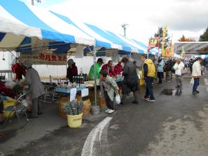 農産物を買い求める市民の皆さん