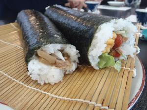 左がラーメンの具材を使用した「喜方巻」、右が干支にちなんだ「ジャパニーズドック」