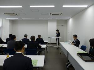 健康経営の説明を行っている