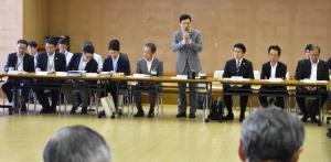 福島県学校再開支援チーム会議　新妻大臣政務官の挨拶の様子
