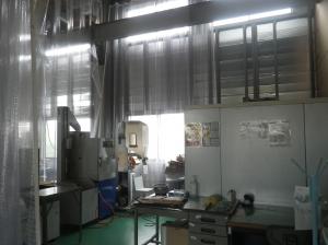 ビニールシートで囲まれた米の調製施設