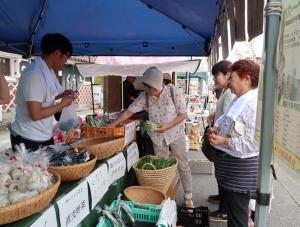 野菜を買い求める皆さん