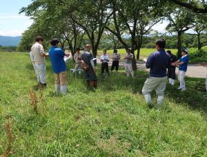 猪苗代町営牧場での研修の様子