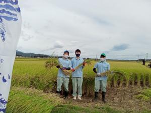 収穫した稲をもって学生集合