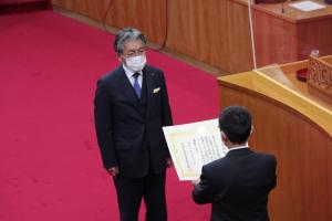 全国都道府県議会議長会の表彰を受ける吉田栄光議員の写真