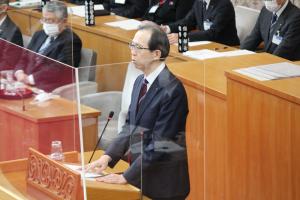 議案の提案理由を説明する内堀雅雄知事の写真