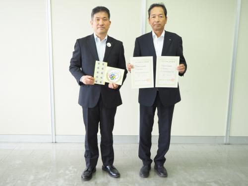 左は県南地方振興局長、右は川田建設株式会社福島営業所の花見所長