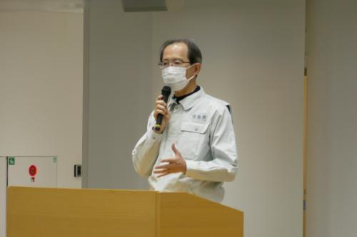 東京電力新事務本館で社員へ向けて挨拶する知事