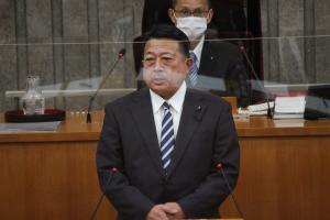 新議員挨拶をする佐々木恵寿議員の写真