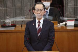 議案の提案理由を説明する内堀雅雄知事の写真