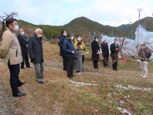和歌山県果樹試験場うめ研究所を調査する農林水産委員会の写真