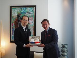 スイス特命全権大使への知事表敬訪問　伝統工芸品贈呈