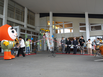 オープニングセレモニーのくす玉割り