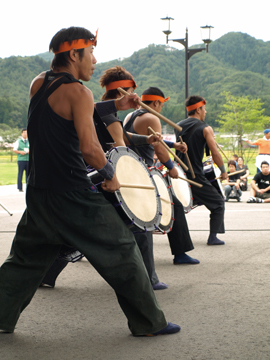 迫力満点の大川渓流太鼓