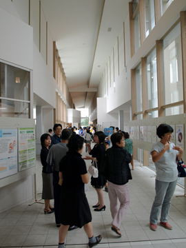 フロアでのパネル展示