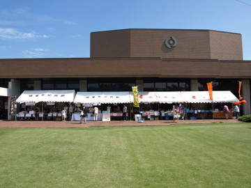 秋晴れの下の楢葉町コミュニティセンター