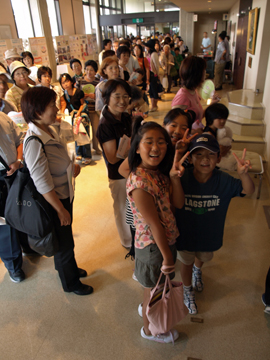 ミュージカルの入場待ちには長蛇の列