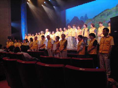 実行委員の皆さんが舞台上でエンディングのあいさつ