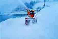 ロータリー除雪車による除雪作業風景