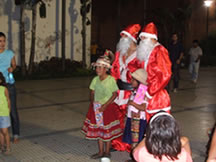 Papa Noel(パパ ノエル/サンタ)と写真を撮っているところ