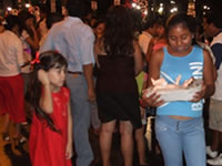 Jesus(イエス)を抱く少女