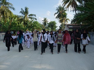 シャムスディンーンスクールまでの約3kmを行進