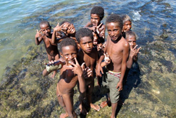 海で遊ぶ子供たち　写真