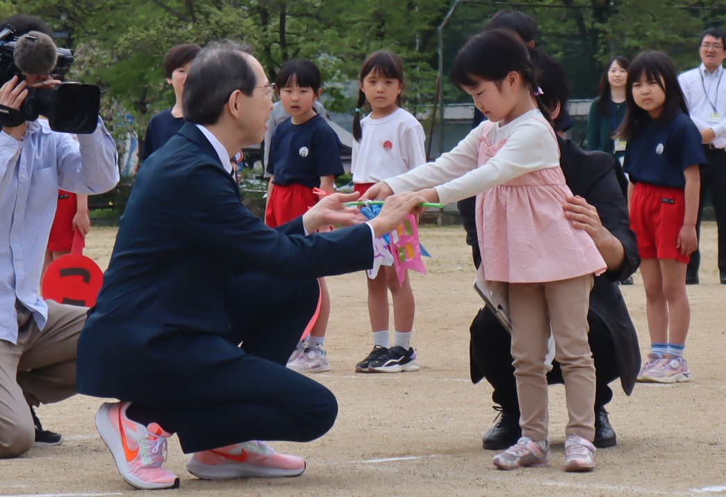 知事へのこいのぼりのプレゼントを渡している様子