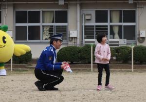 県警音楽隊へプレゼントを渡す様子