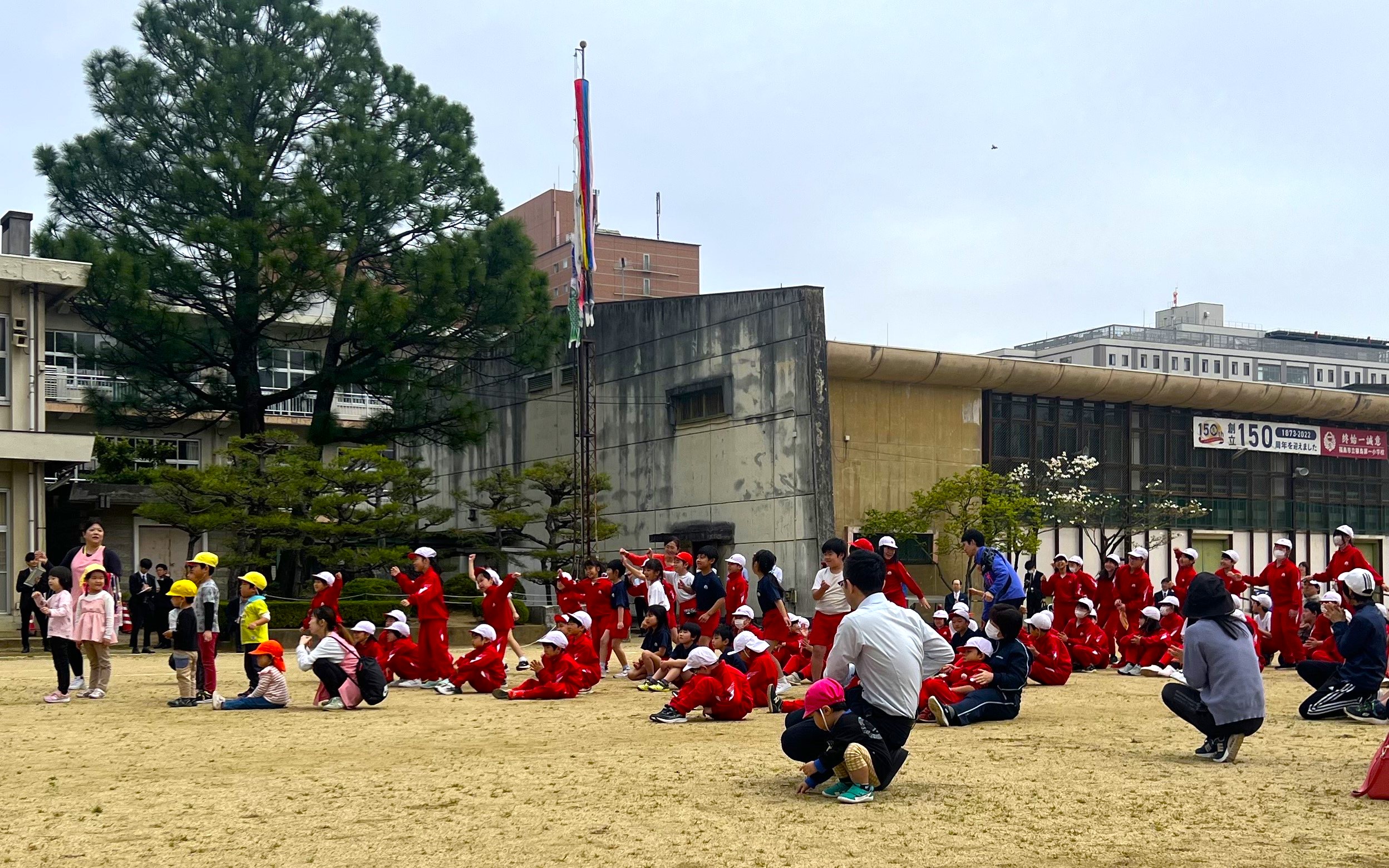 県警音楽隊の演奏を児童と園児が楽しんでいる様子