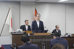 議案の提案理由を説明する内堀知事の様子