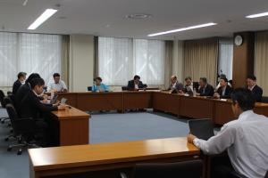 避難地域復興・産業振興対策特別委員会の会議の写真