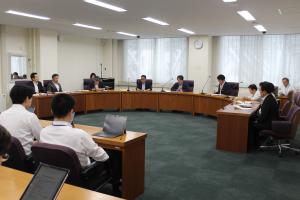 総務委員会（採決）の写真