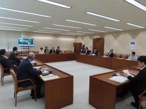 宮城県庁を調査する広報委員会の写真