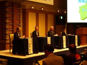 トークセッションに参加する知事