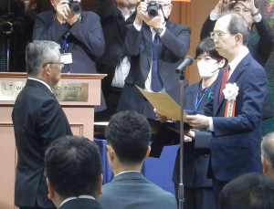 賞状を授与する知事