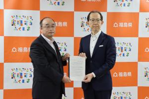 意見書を受け取る知事