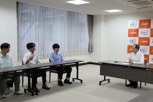 活動報告を受ける知事