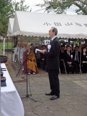 追悼のことばを述べる知事