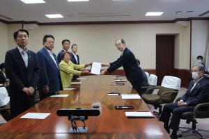 避難地域復興・産業振興対策特別委員会の知事申入れの写真