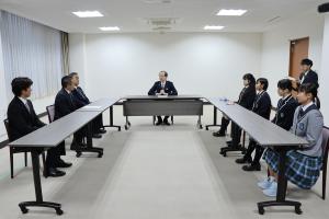 報告を受ける知事