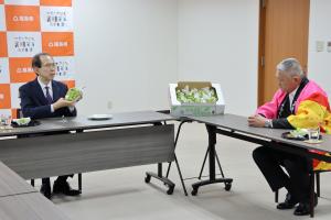 ＪＡふくしま未来によるぶどう「シャインマスカット」の贈呈写真2