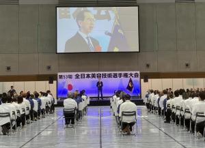 祝辞を述べる知事